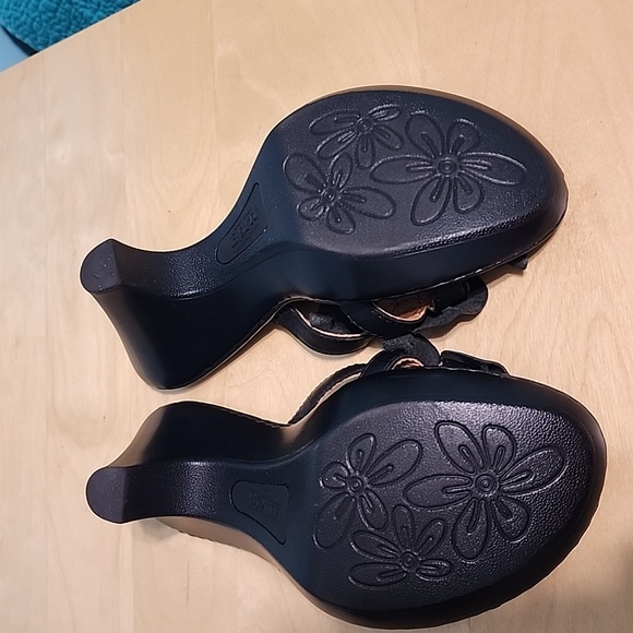 BORN Flower Black Leather Sandals, Size 7 - Picture 9 of 10